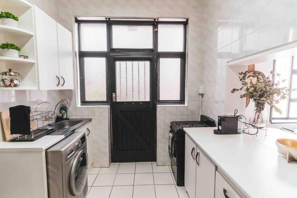 קייפטאון Cozy One-Bedroom In The Heart Of Sea Point מראה חיצוני תמונה